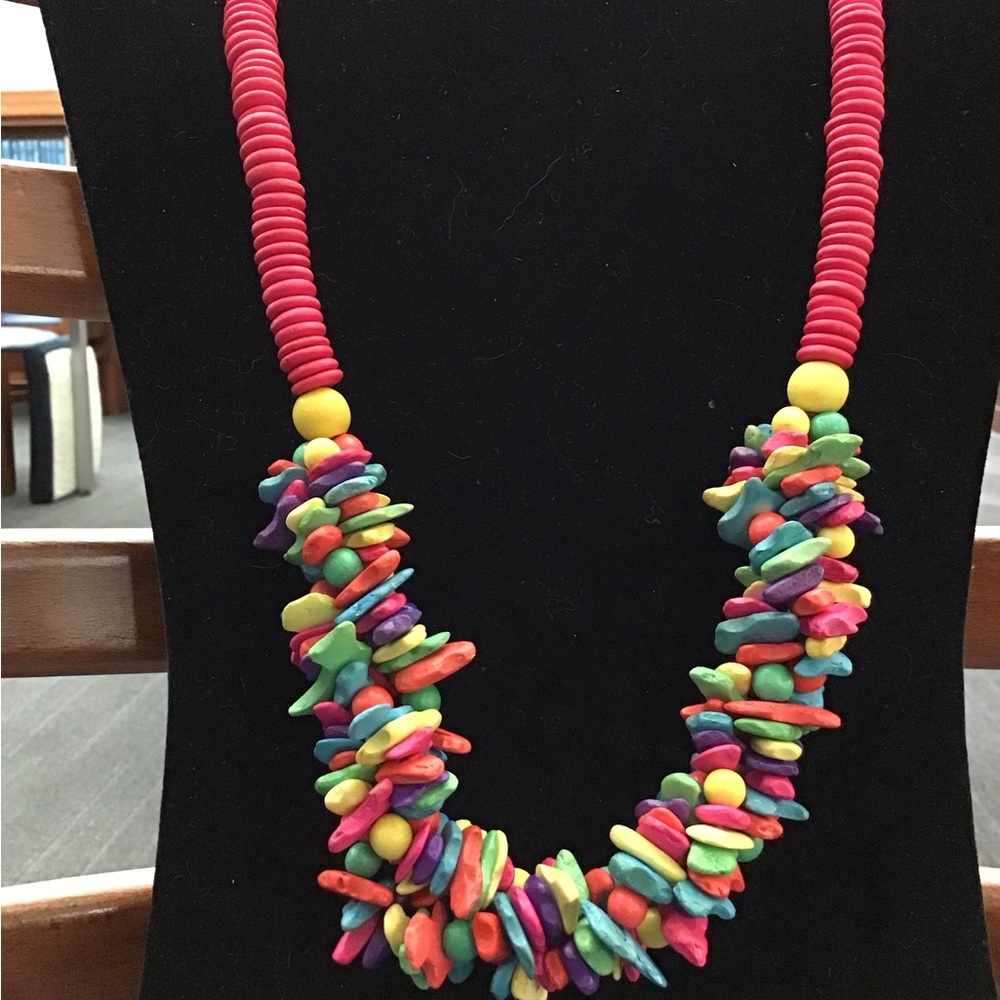 NWOT Beautiful and Fun Multi- Color Necklace - Picture 2 of 4